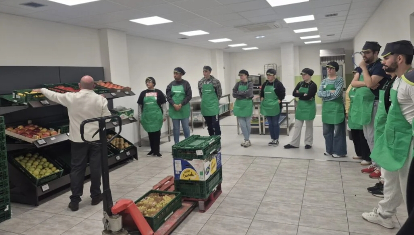 Participantes en el aula-taller de Aulamas, que reproduce un supermercado.