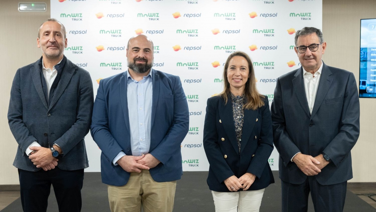 De izqda. a dcha., Carlos Suárez (Repsol), Luis Manuel Calvo (Mowiz TRUCK), Raquel Ramos (Directora General de Logística del Gobierno de Aragón) y Carmelo González (CETM).
