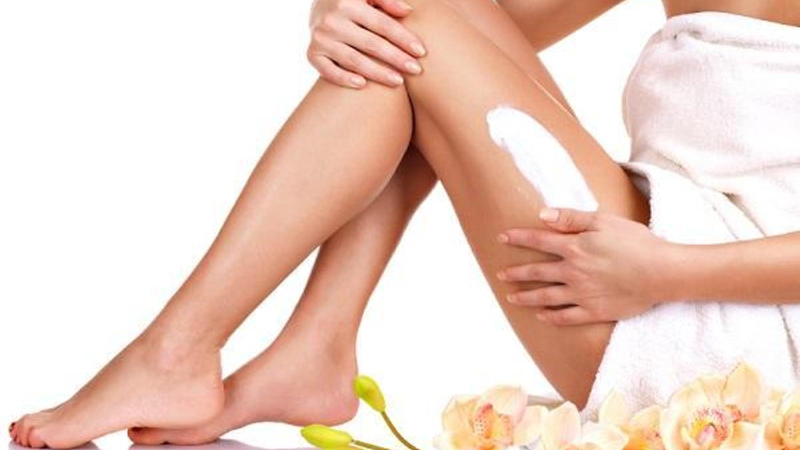 Una mujer se aplica una crema anticelulítica - Archivo