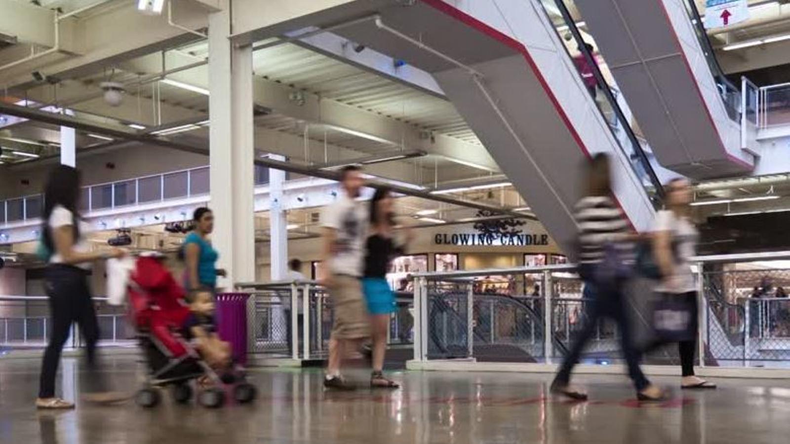 Interior de un centro comercial - 