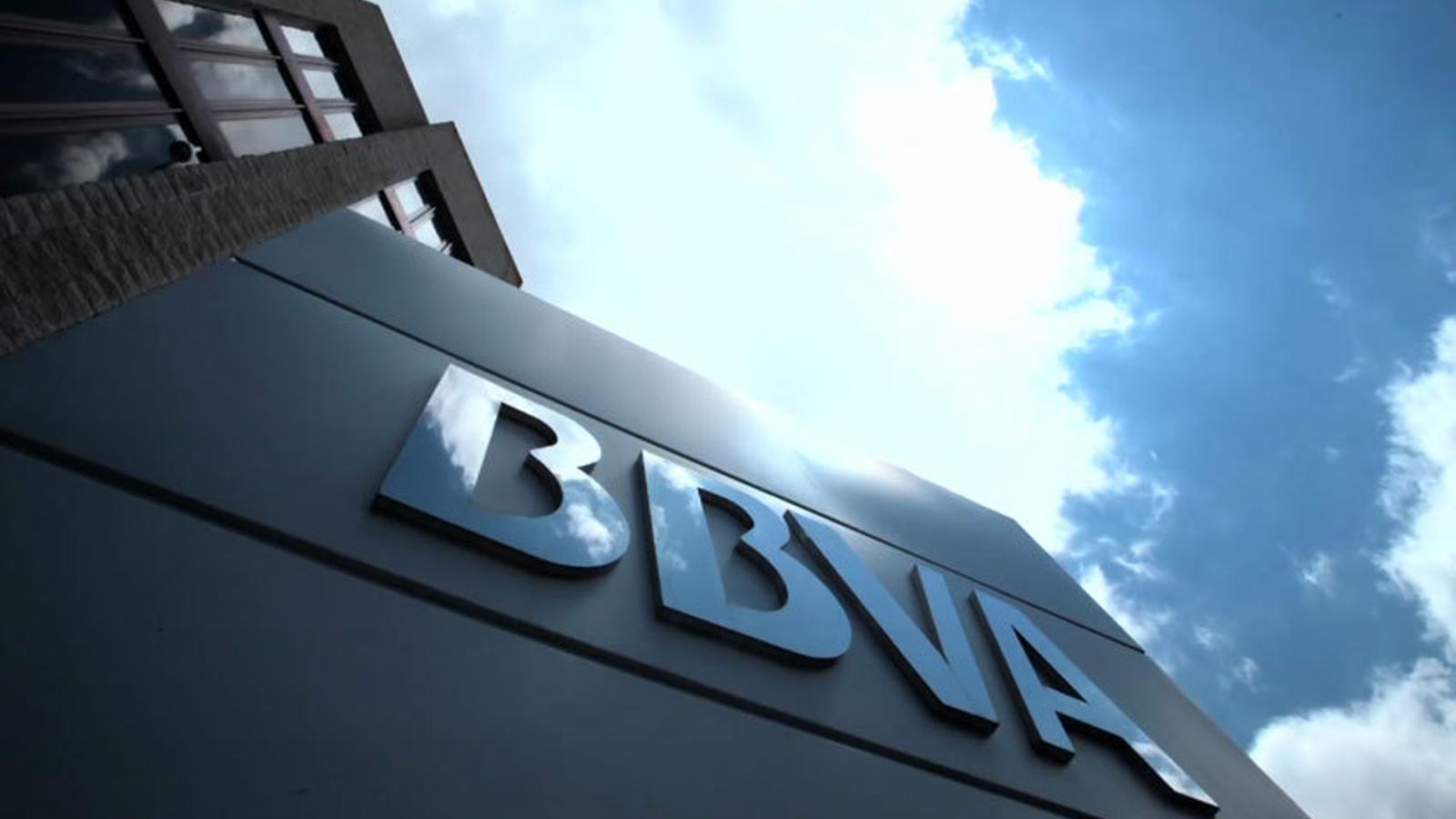 Letrero de BBVA en una de sus sedes - 