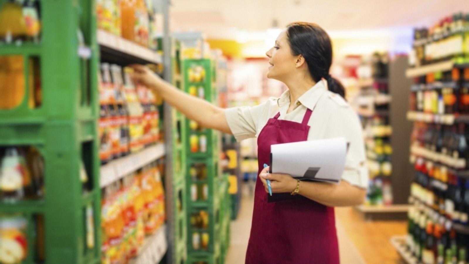 Empleada en un supermercado - Archivo