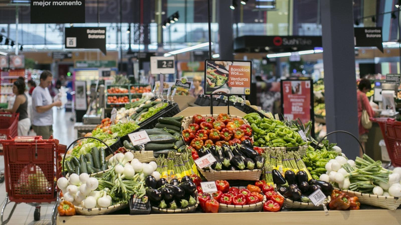 Interior de un hipermercado - Archivo