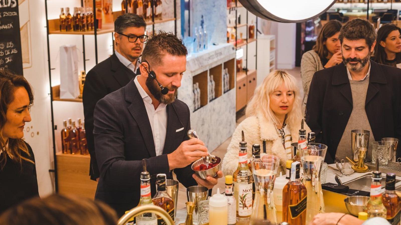 La nueva flagship de Johnnie Walker se 'viste' de Navidad