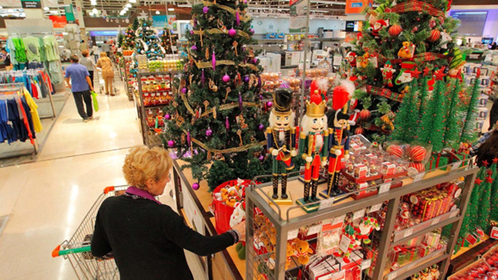 Interior de un hipermercado en Navidad - Archivo