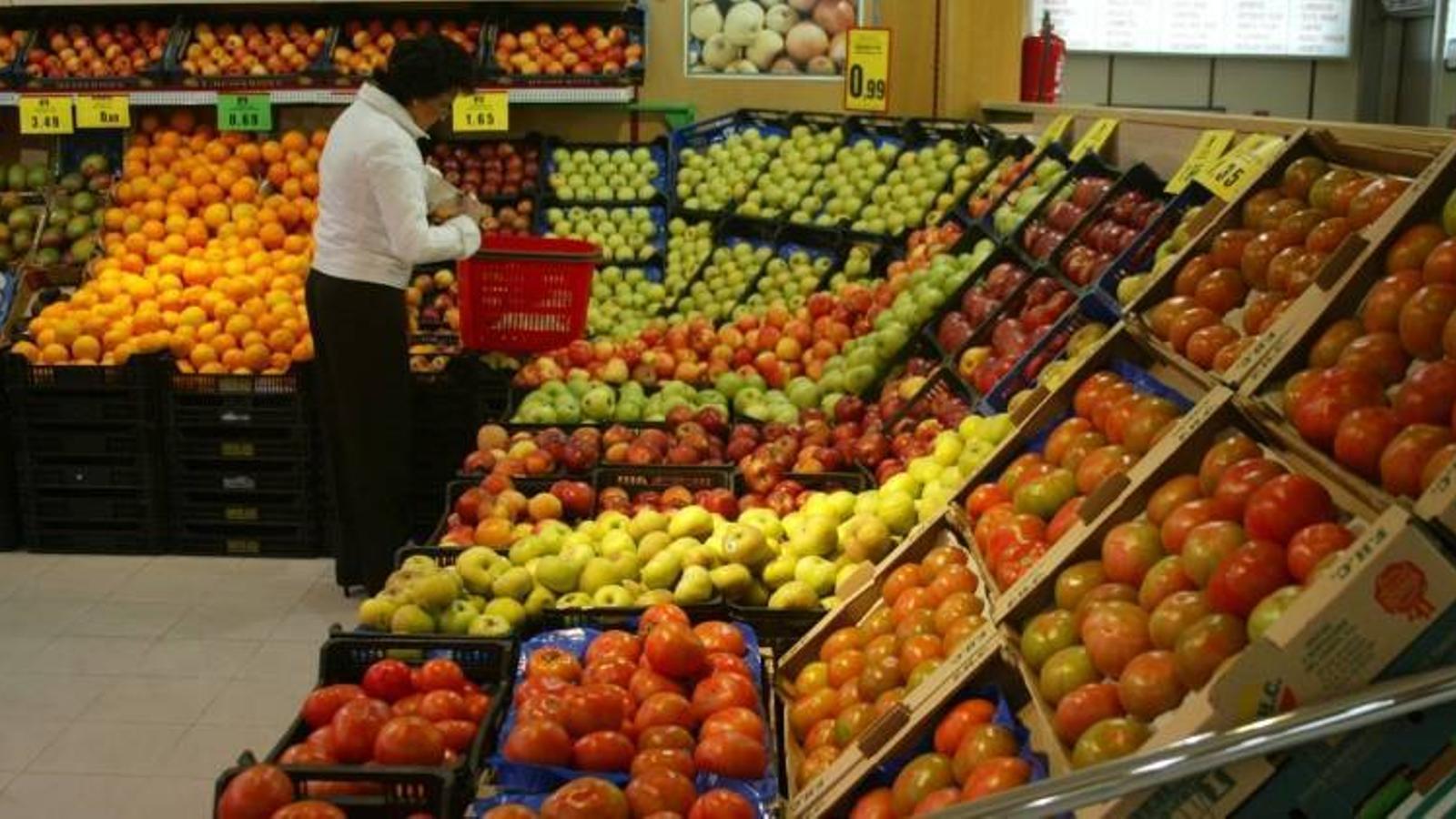 Frutas y verduras en un supermercado - Archivo