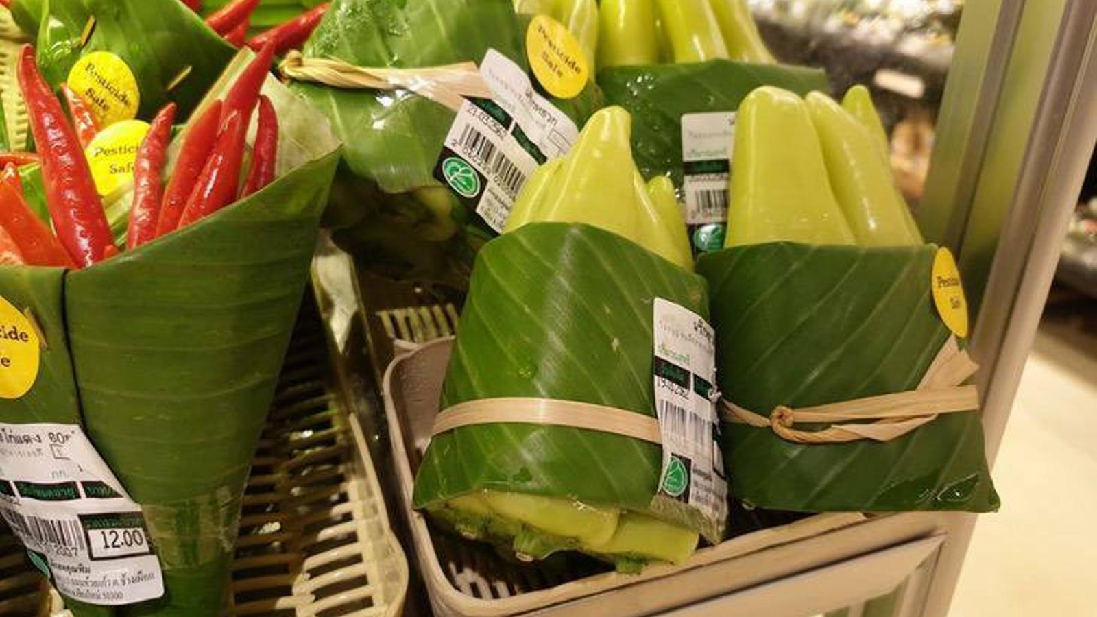 La solución contra el plástico: envolver los alimentos en... hojas de plátano