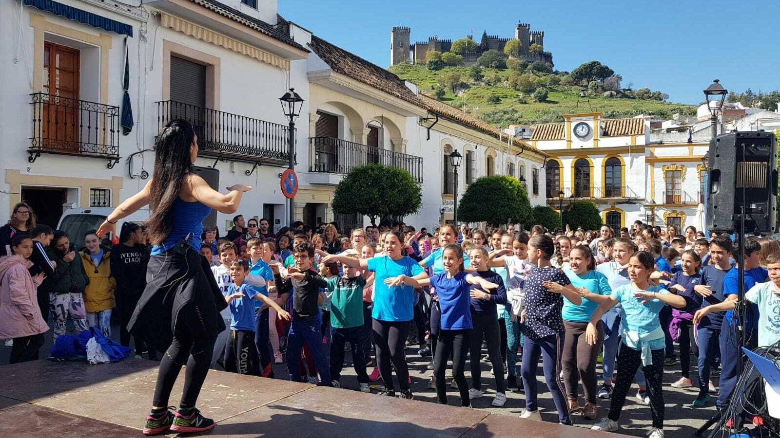 Escolares de Almodóvar del Río practicando deporte al aire libre - Pharmex