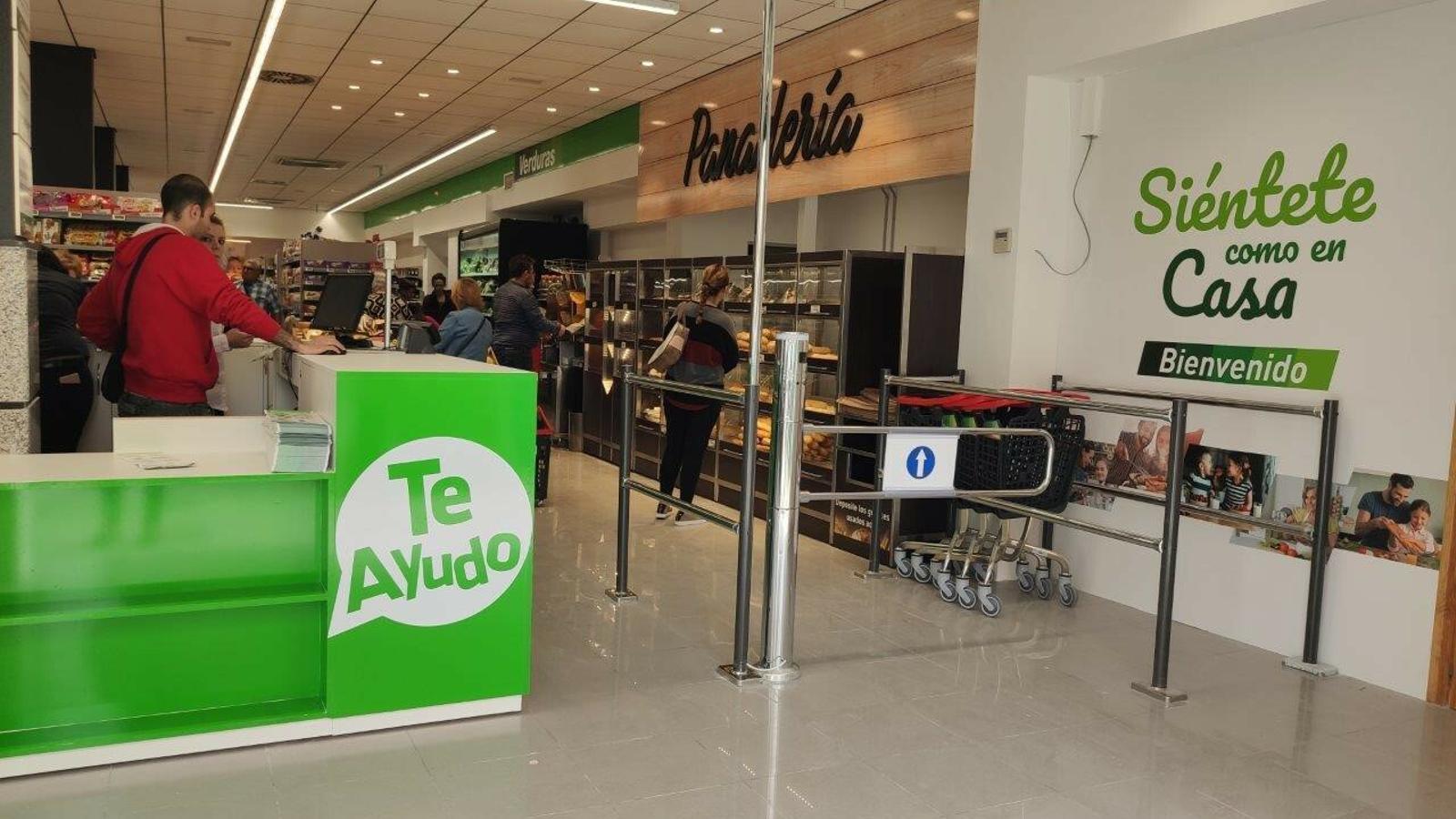 Interior del nuevo supermercado Covirán lleva de Málaga - Covirán