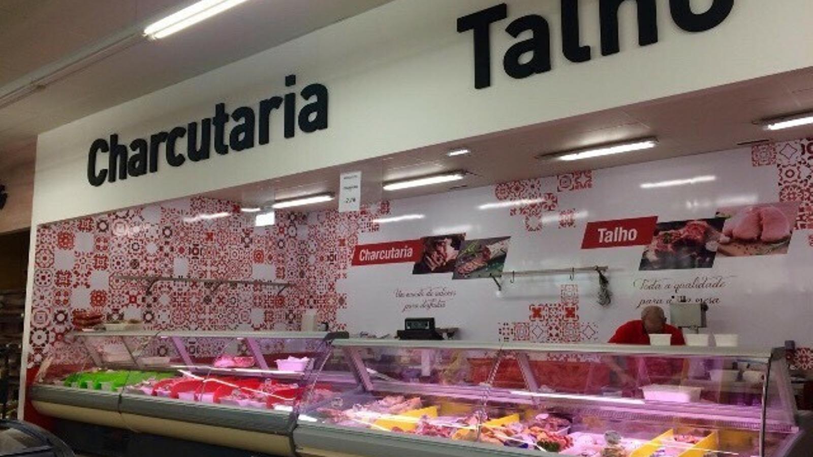 Sección de carnicería de uno de los nuevos súper Covirán en Portugal - Covirán