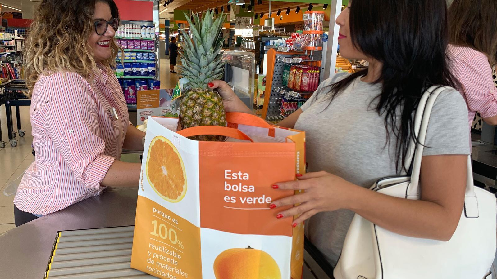Una clienta con la nueva bolsa reciclable de Consum - Consum