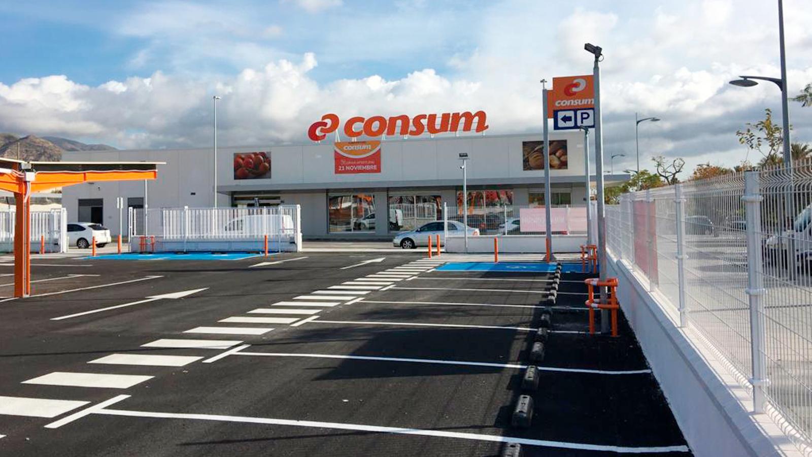 Fachada y aparcamiento del nuevo Consum de Vícar (Almería) - Consum