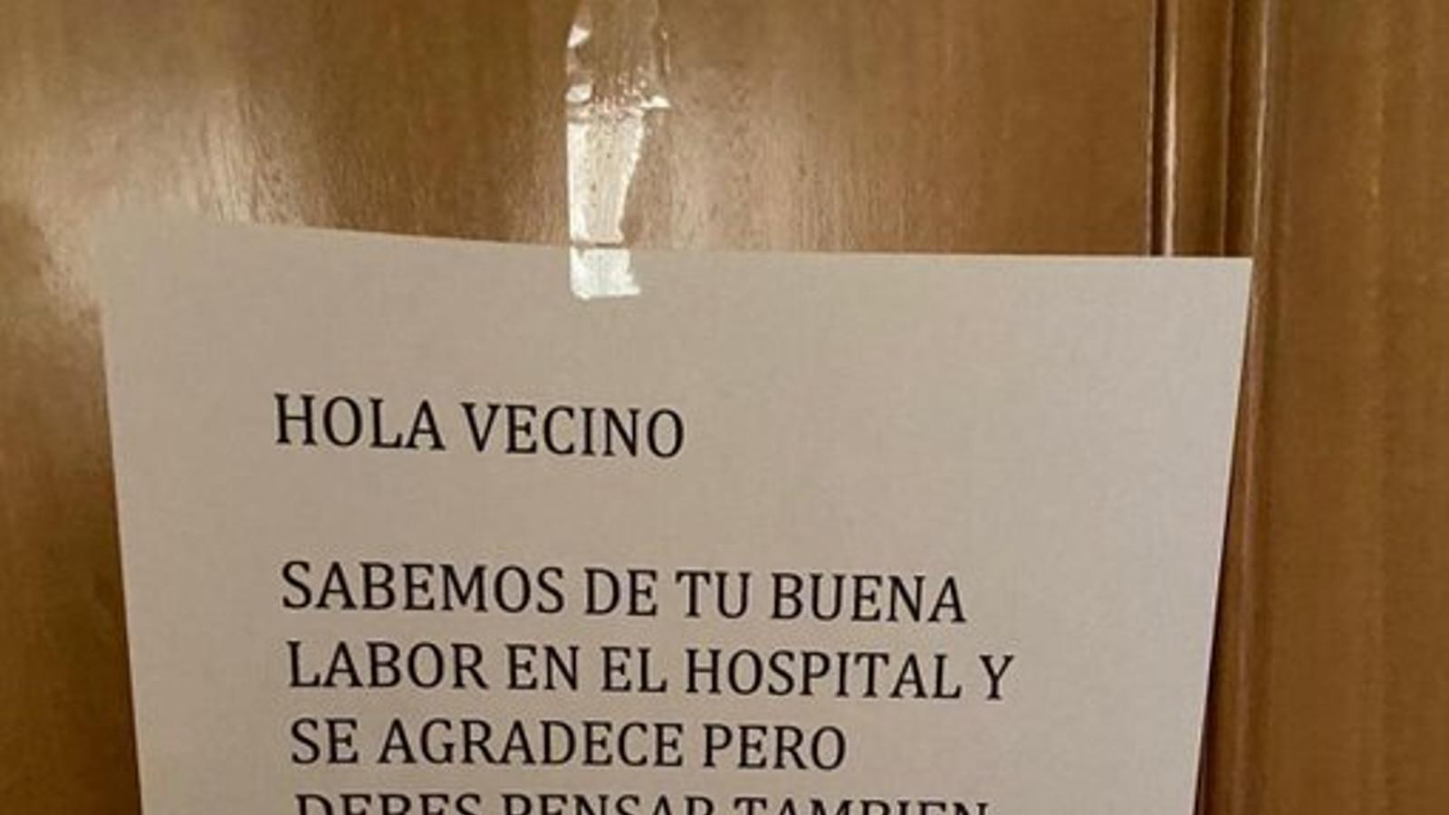 Misiva recibida por un médico de Alcázar de San Juan en la puerta de su domicilio.@ArianaMCh - @ArianaMCh