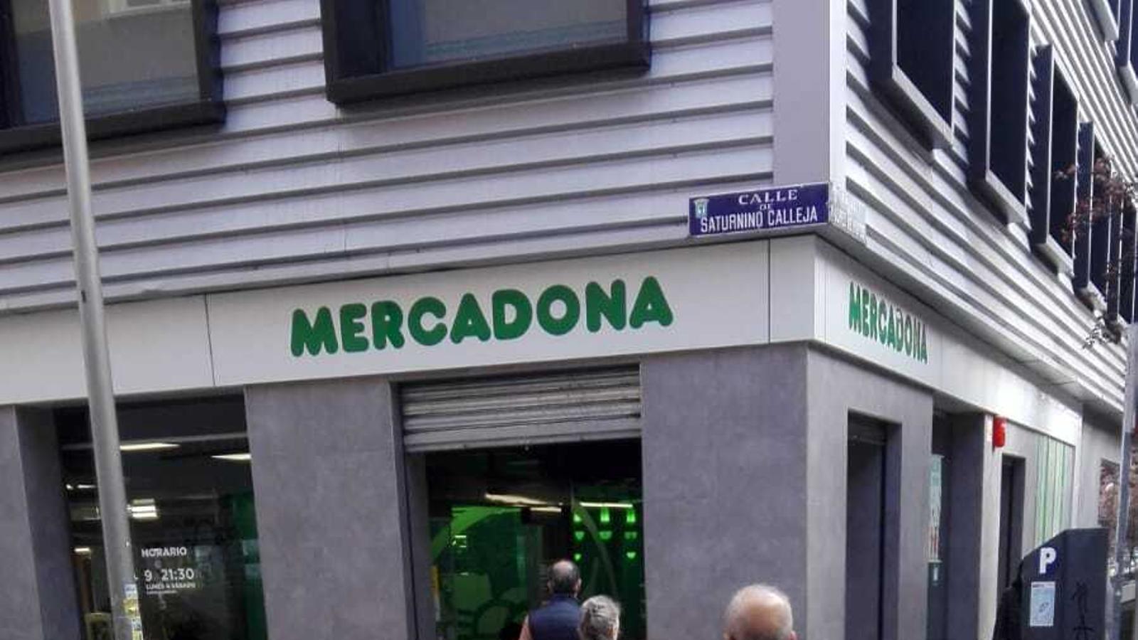 Colas a la entrada de un supermercado Mercadona en Madrid - Archivo