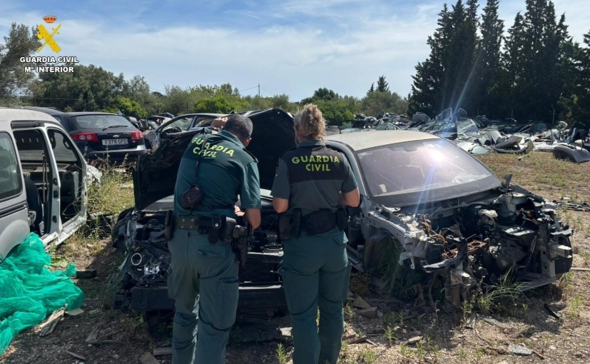 Desmantelado un taller y desguace ilegal en L'Aldea (Tarragona) con 86 vehículos, 132 motores y diversos residuos y herramientas