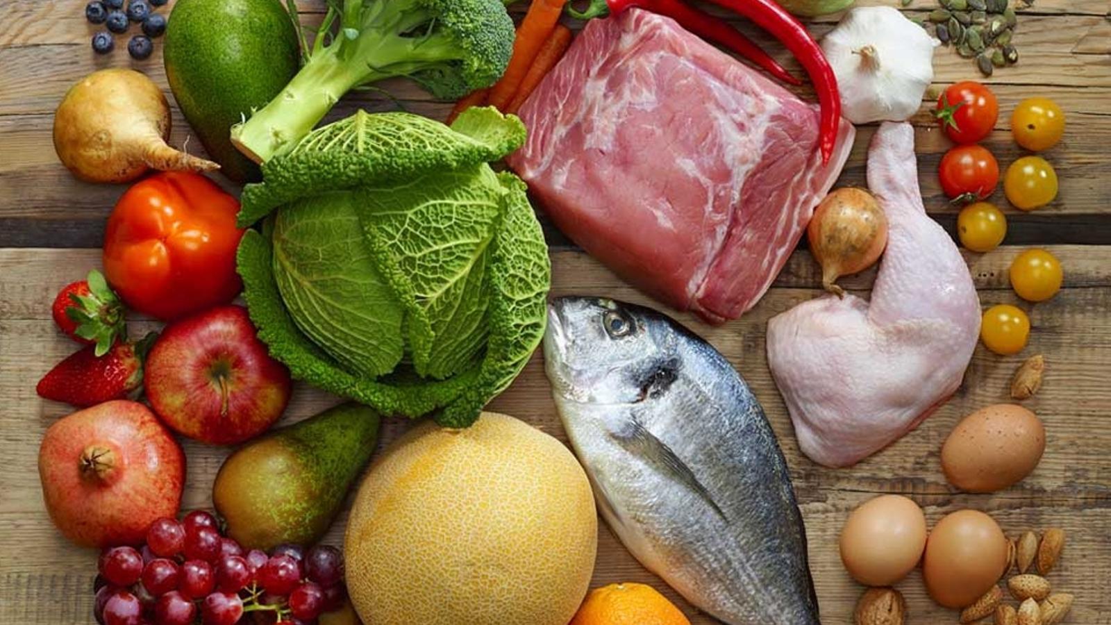 Diferentes alimentos frescos - Archivo