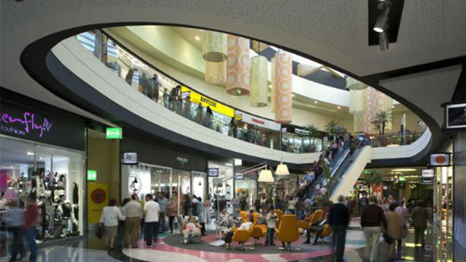 Interior de un centro comercial - Archivo