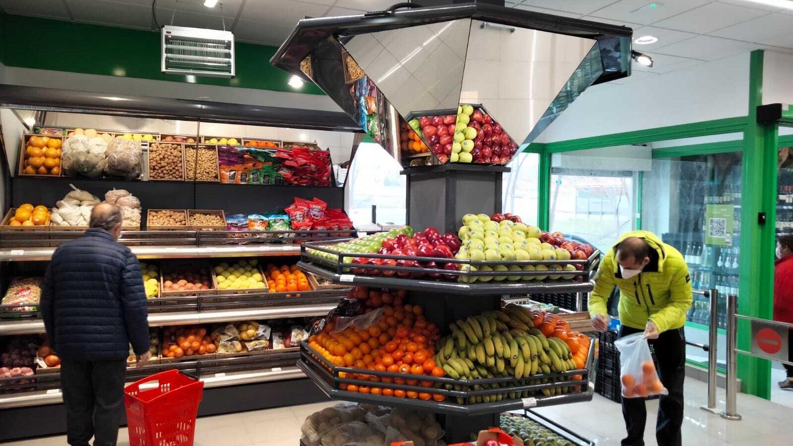 Clientes en el nuevo Covirán de Azucaica (Toledo) - Covirán