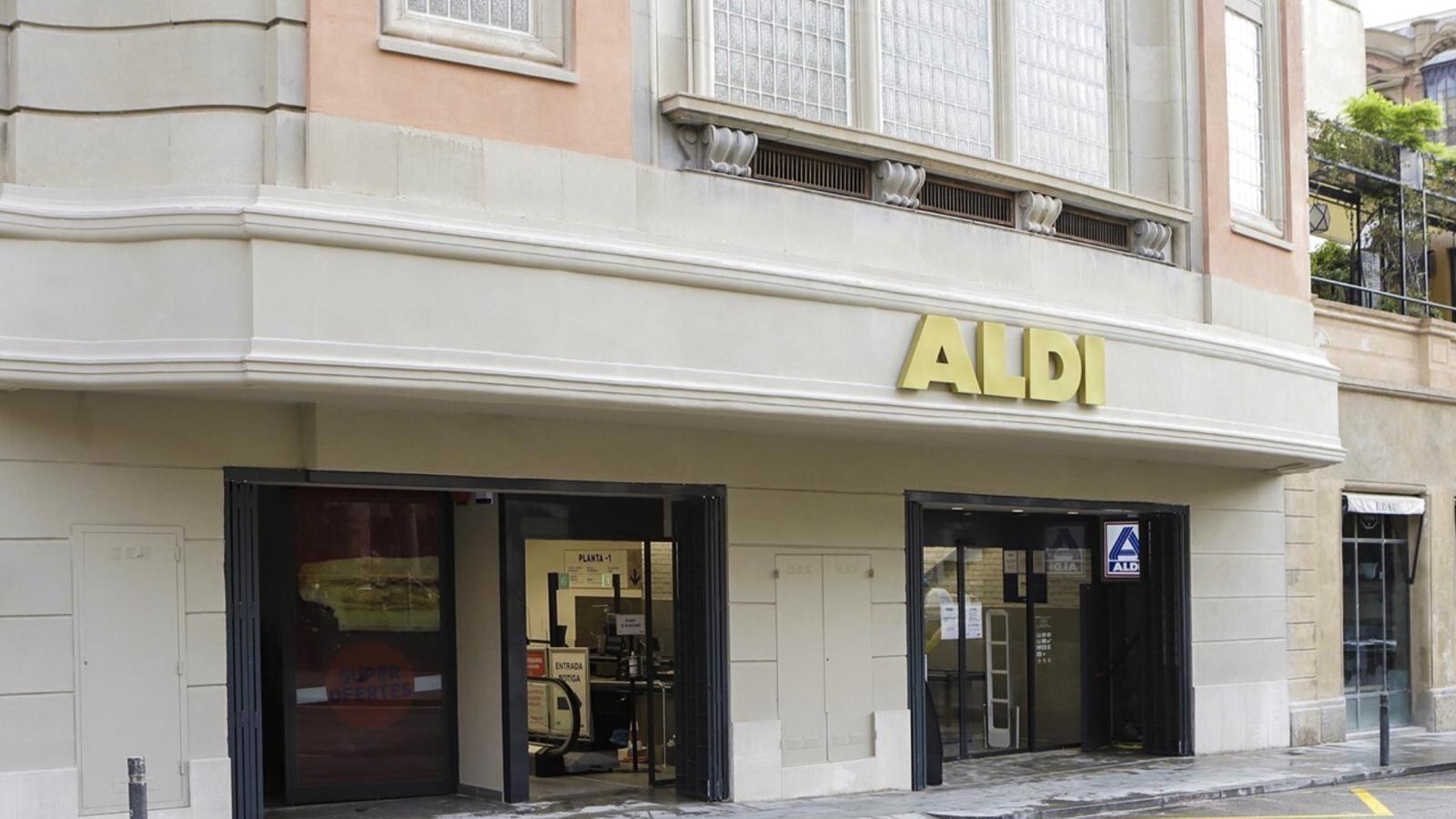 Fachada del nuevo Aldi enel barrio de el Raval de Barcelona - Aldi
