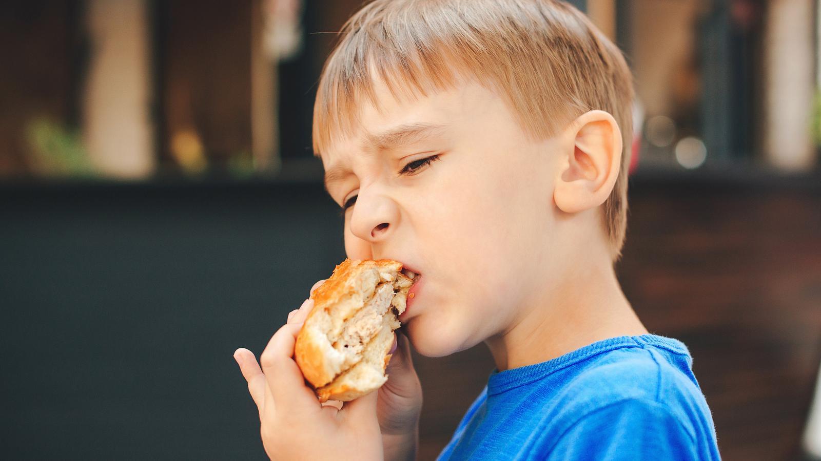 Más comida, menos ejercicio: así ha afectado la pandemia a los hábitos de los niños - Archivo