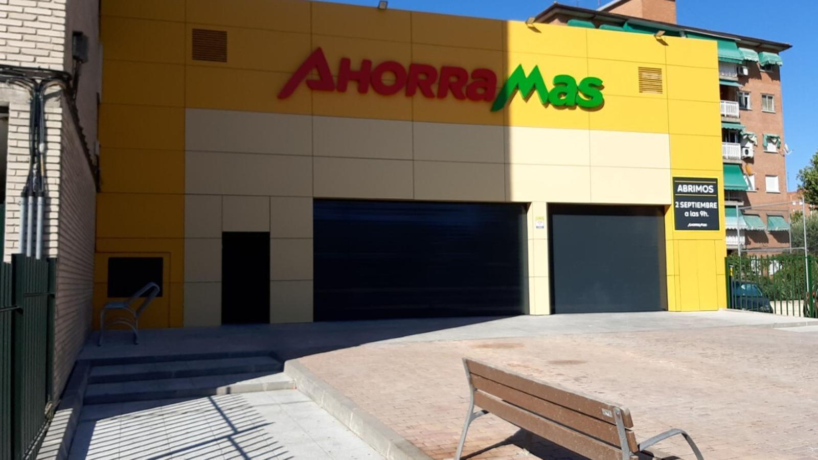 Fachada del reformado Ahorramas de Móstoles (Madrid) - Ahorramas