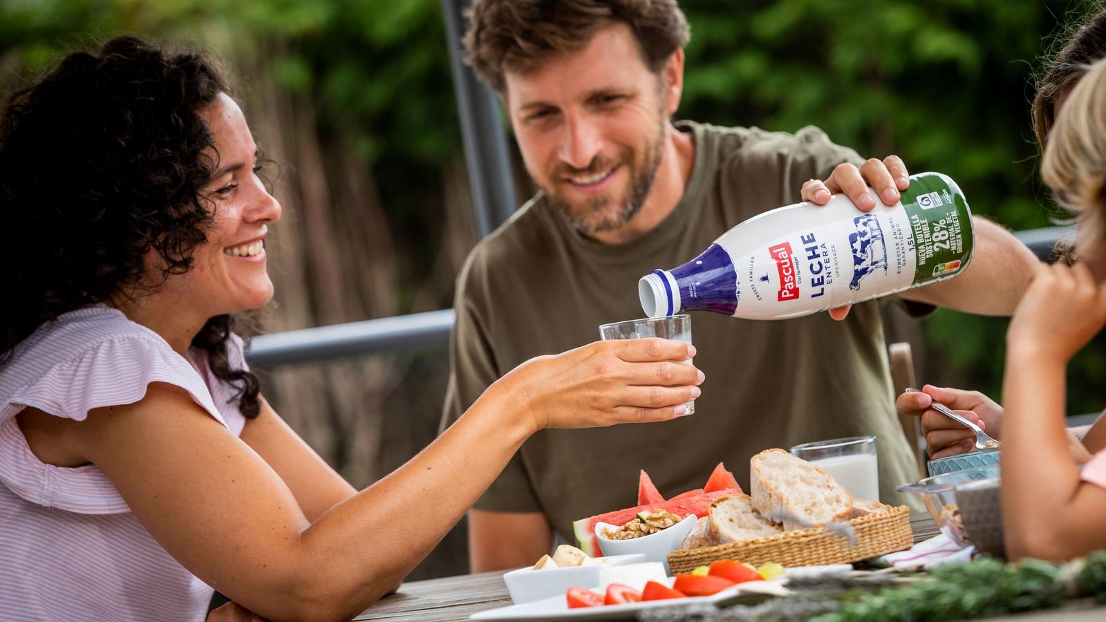 Pascual lanza la primera botella de leche en España con materiales de origen vegetal - 