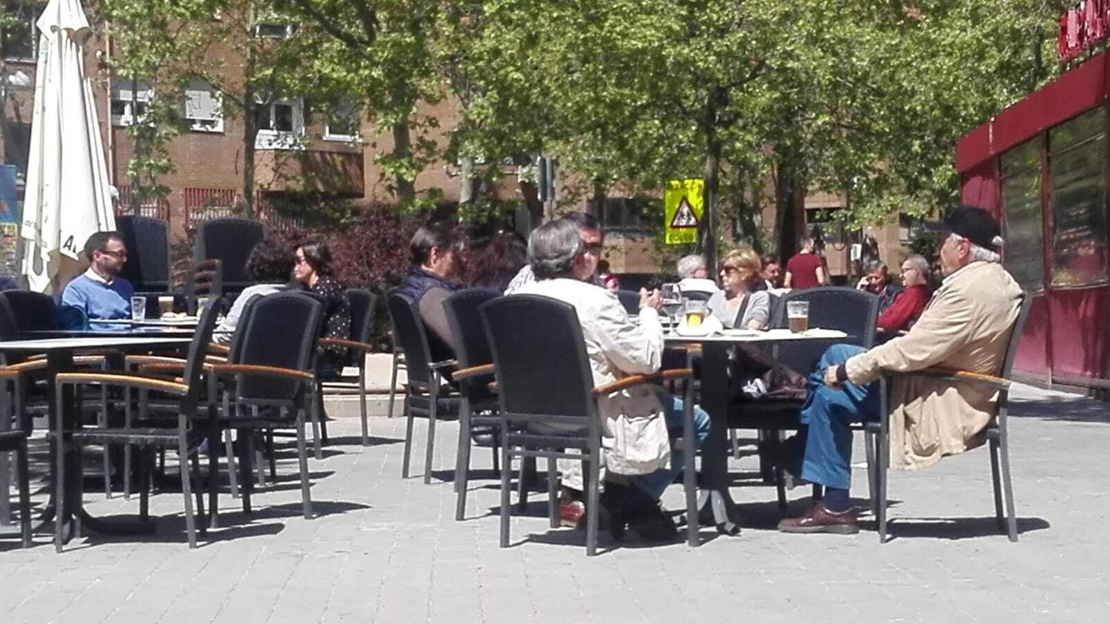 Clientes en la terraza de un restaurante - Archivo
