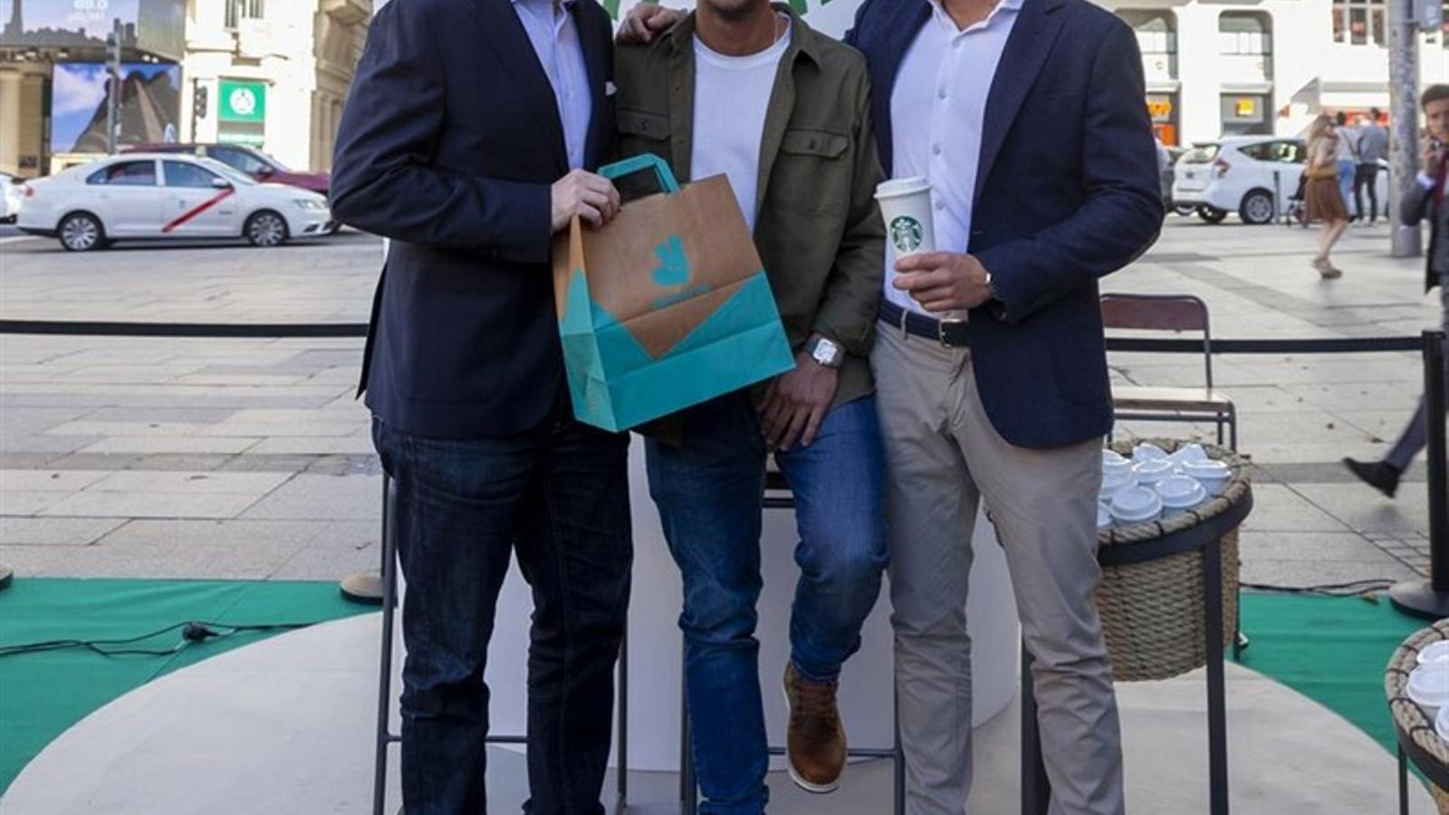Deliveroo comienza a repartir a domicilio los productos de Starbucks en España