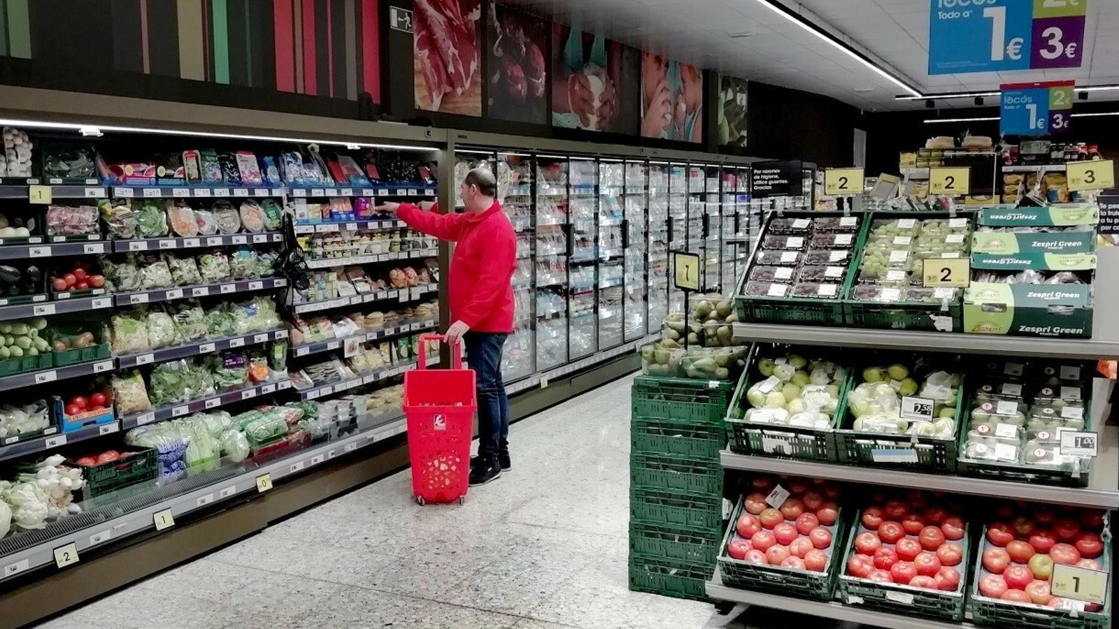 Cliente en el interior de un supermercado - Archivo