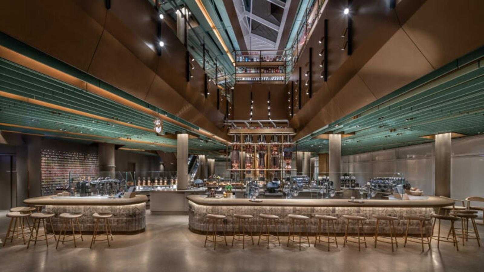Starbucks abre su tienda más grande del mundo