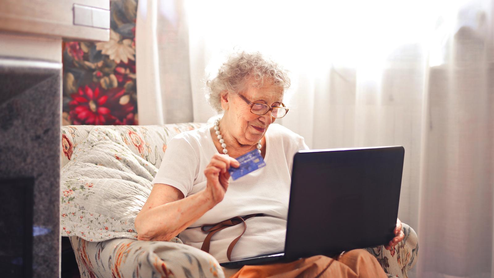 Persona mayor comprando online - Archivo