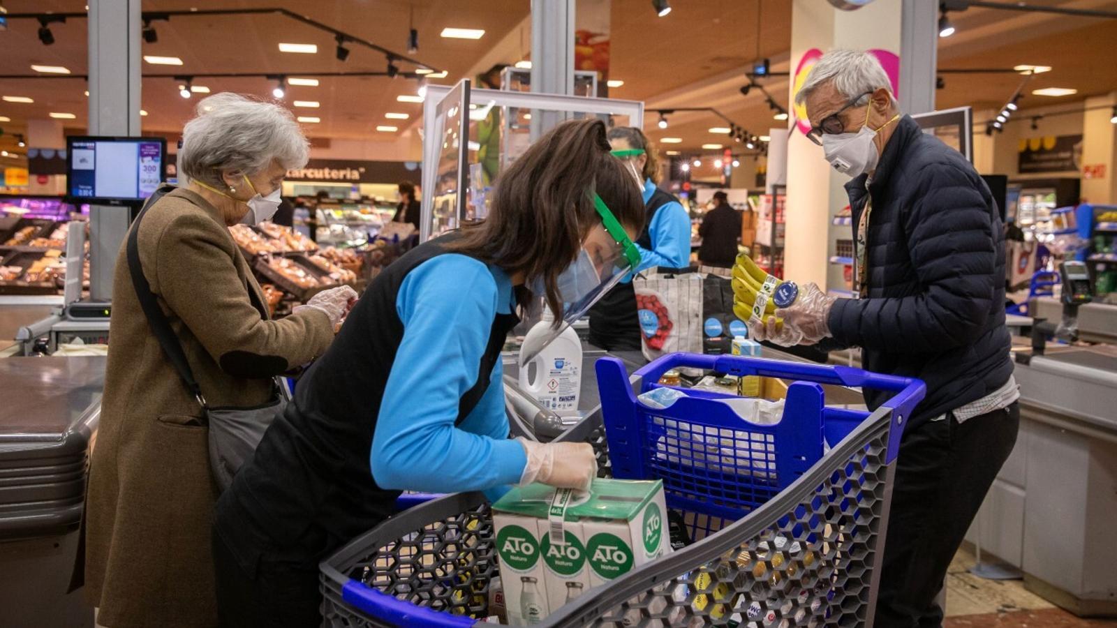 Clientes y empleados en un supermercad - Caprabo