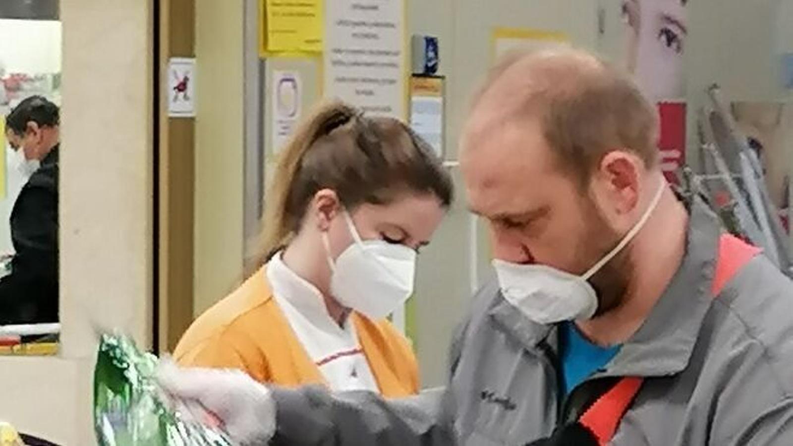 Increpan y expulsan a un cliente del supermercado por no llevar mascarilla - 
