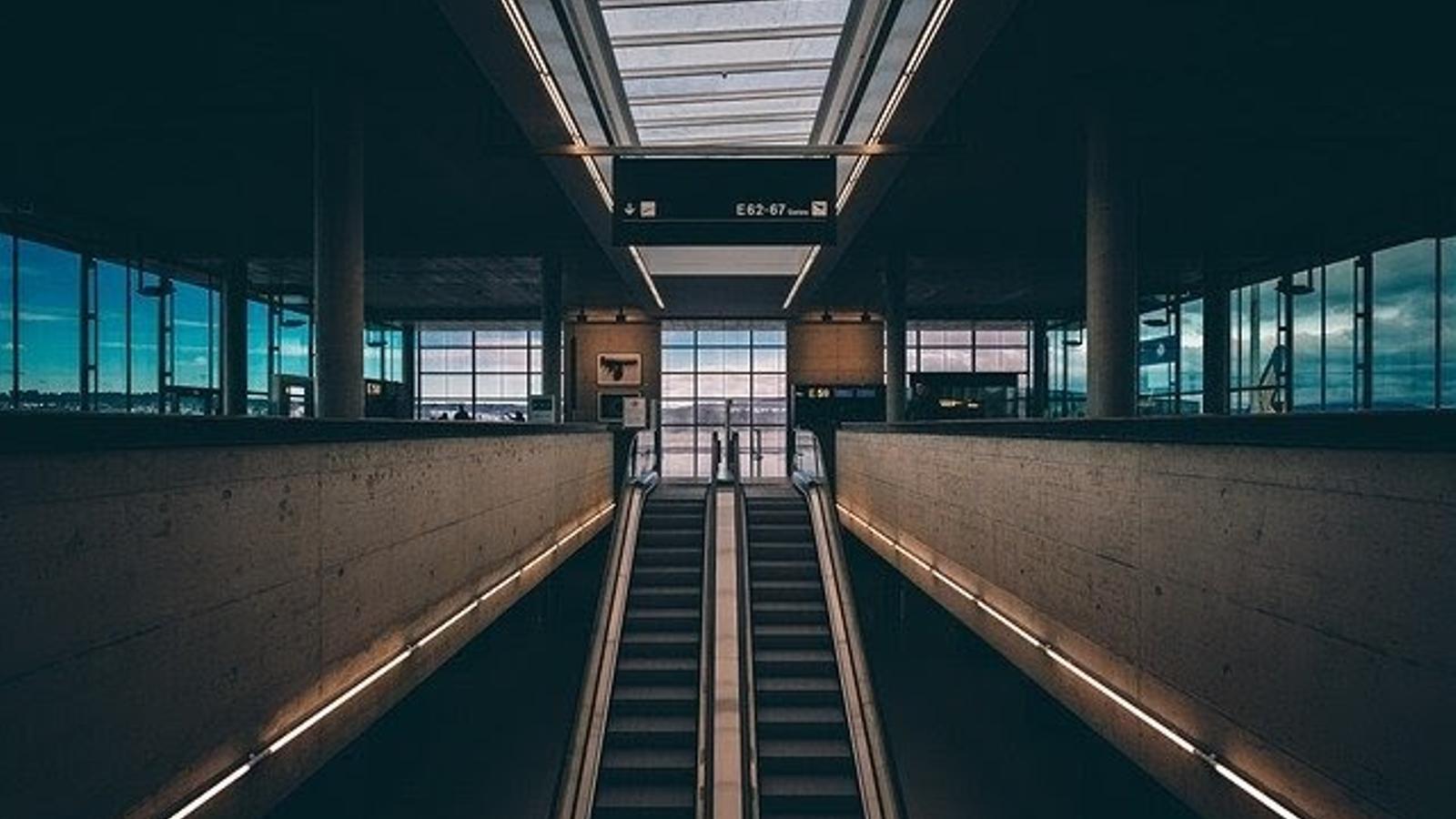 La importancia de la seguridad en aeropuertos de sus pasajeros y equipajes, incluidos alimentos