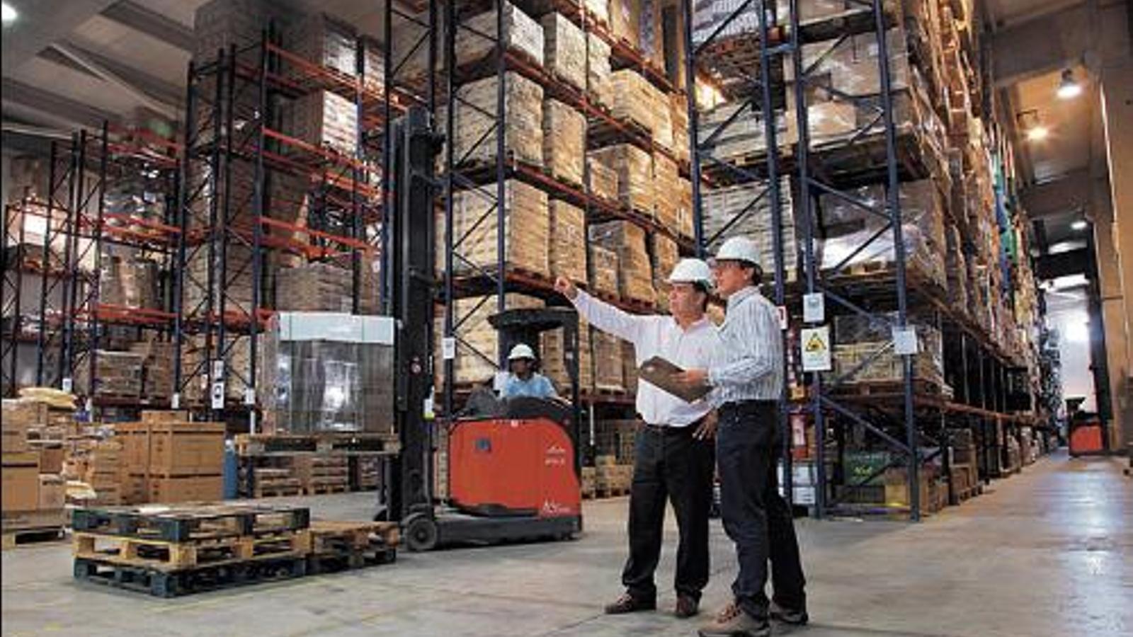 Empleados en una nave logística - Archivo