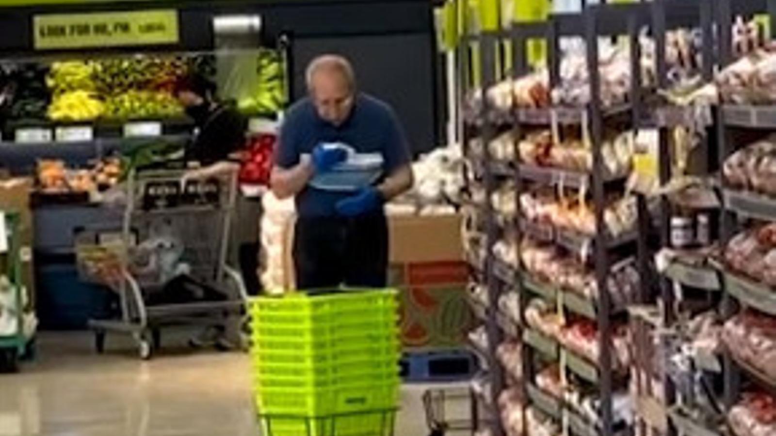 Sorprendido un empleado de un súper en Toronto limpiando las cestas con saliva