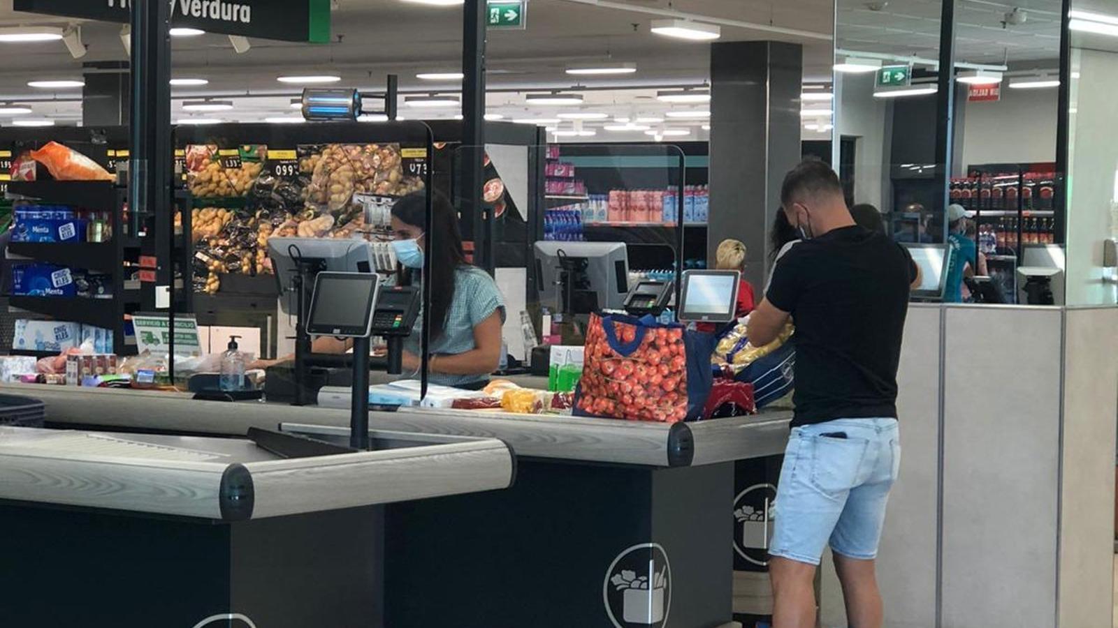 Interior de un supermercado Mercadona - Archivo