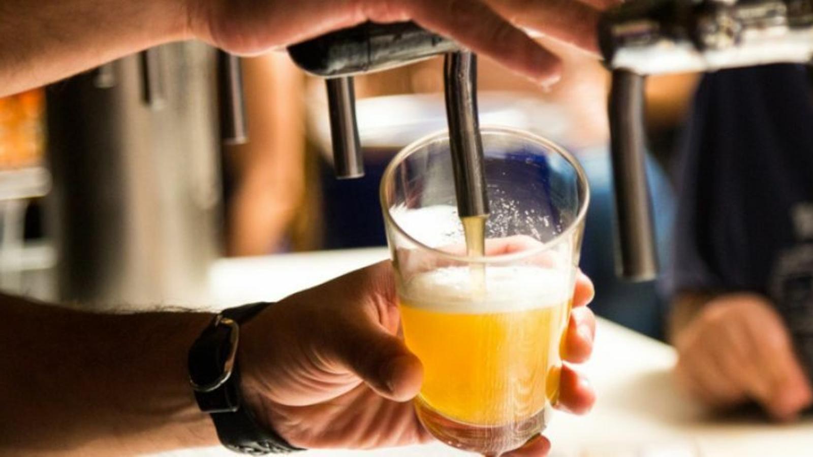 Empleado de un bar 'tirando' una cerveza - Archivo