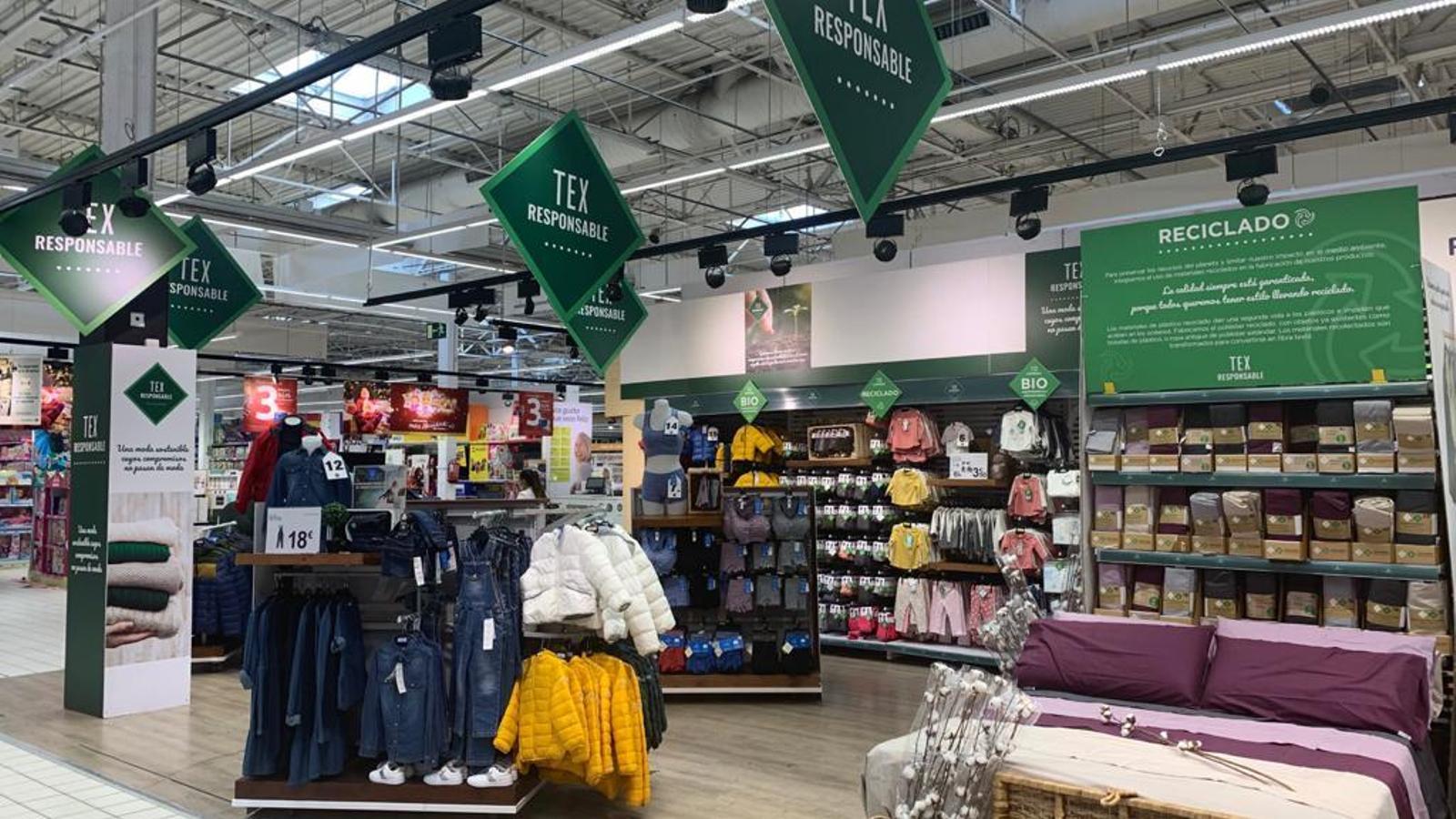 Sección de moda en un supermercado Carrefour - Carrefour