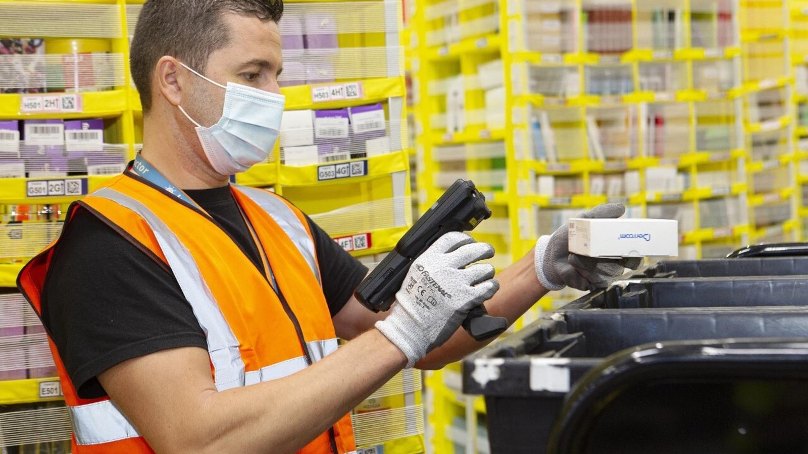 Empleado en un centro logístico de Amazon - Amazon