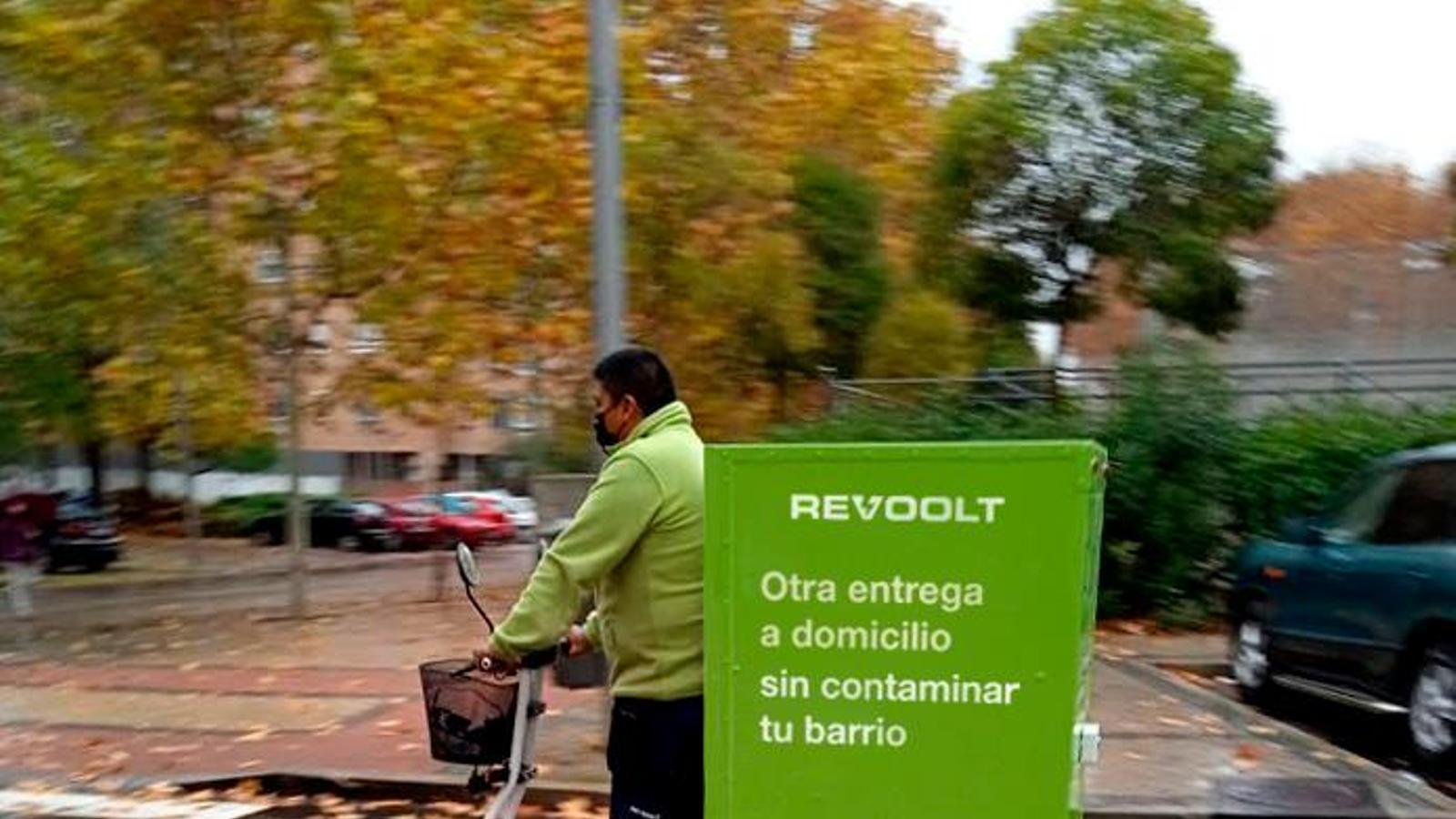 Revoolt suma el patinete eléctrico de carga para sus entregas sostenibles
