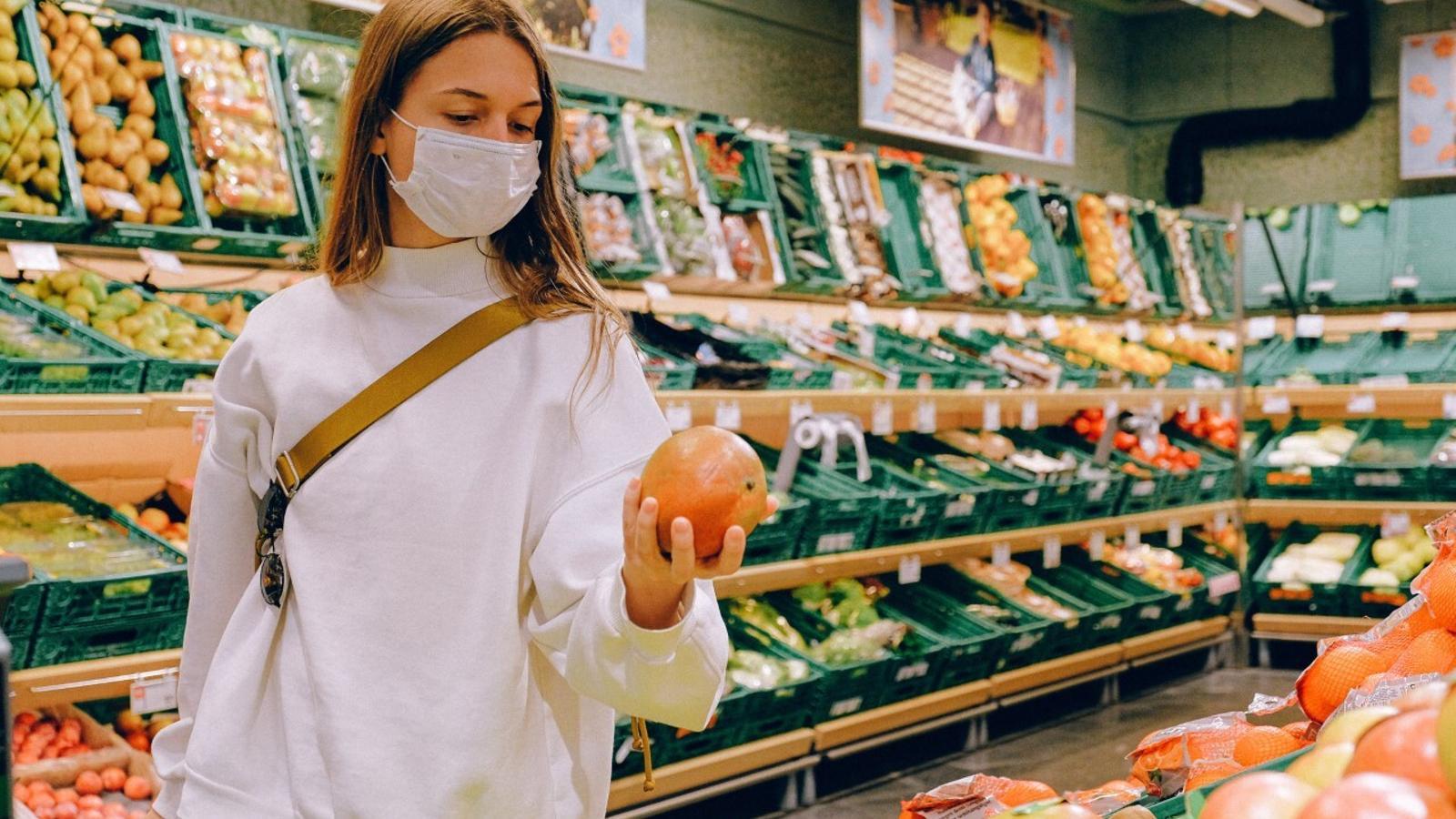 Consumidora en un supermercado - Archivo