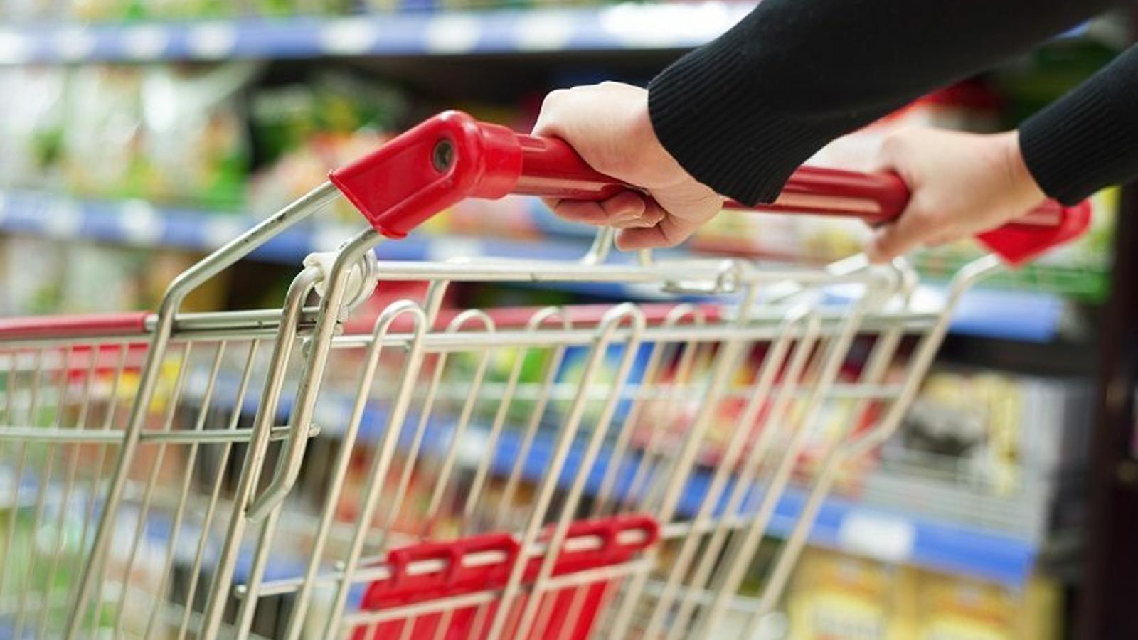 Consumidora haciendo la compra - Archivo