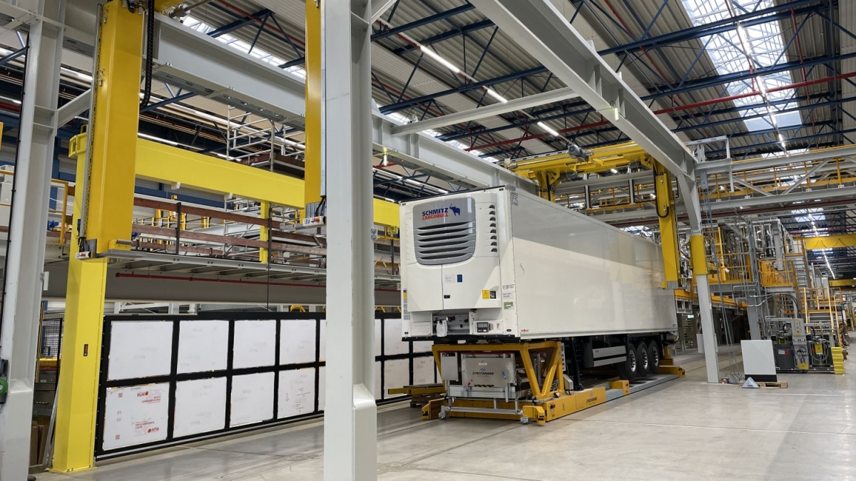 La nueva línea de producción del S.KO COOL en la planta de Vreden (Alemania) representa la apuesta de Schmitz Cargobull por el concepto de Smart Factory, con procesos más automatizados, conectados y flexibles.