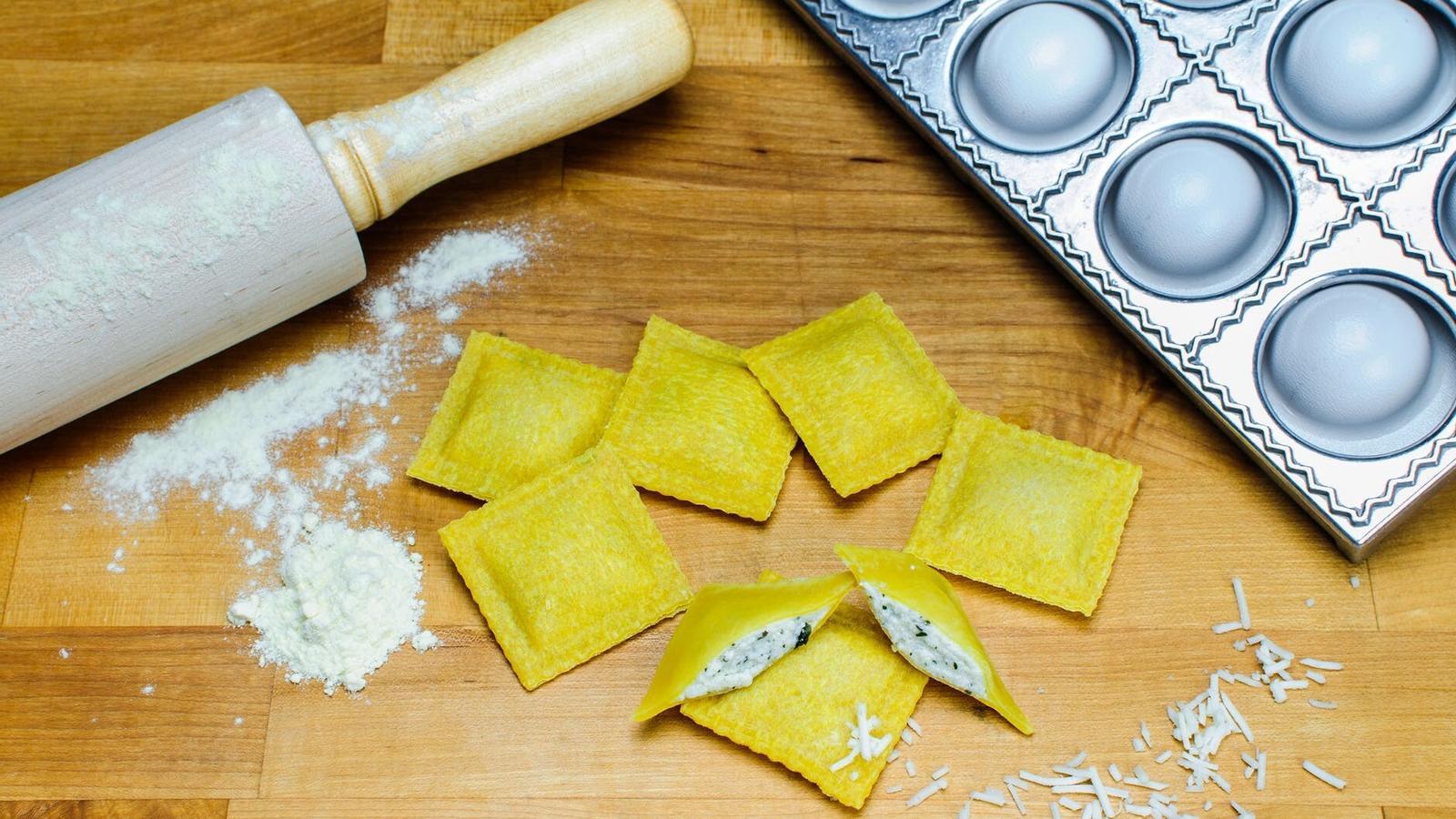 Deliciosa receta de raviolis caseros rellenos de champiñones y salsa roquefort con nueces