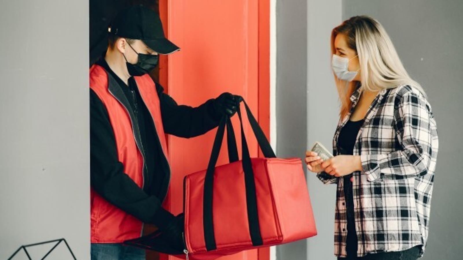 Repartidor de comida a domicilio (delivery). - 