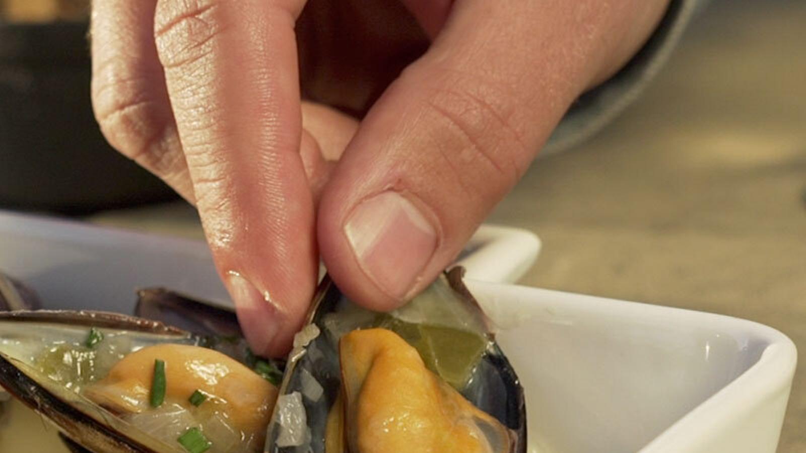 Eroski comercializará en sus tiendas el mejillón vasco de cultivo de la marca Amarra