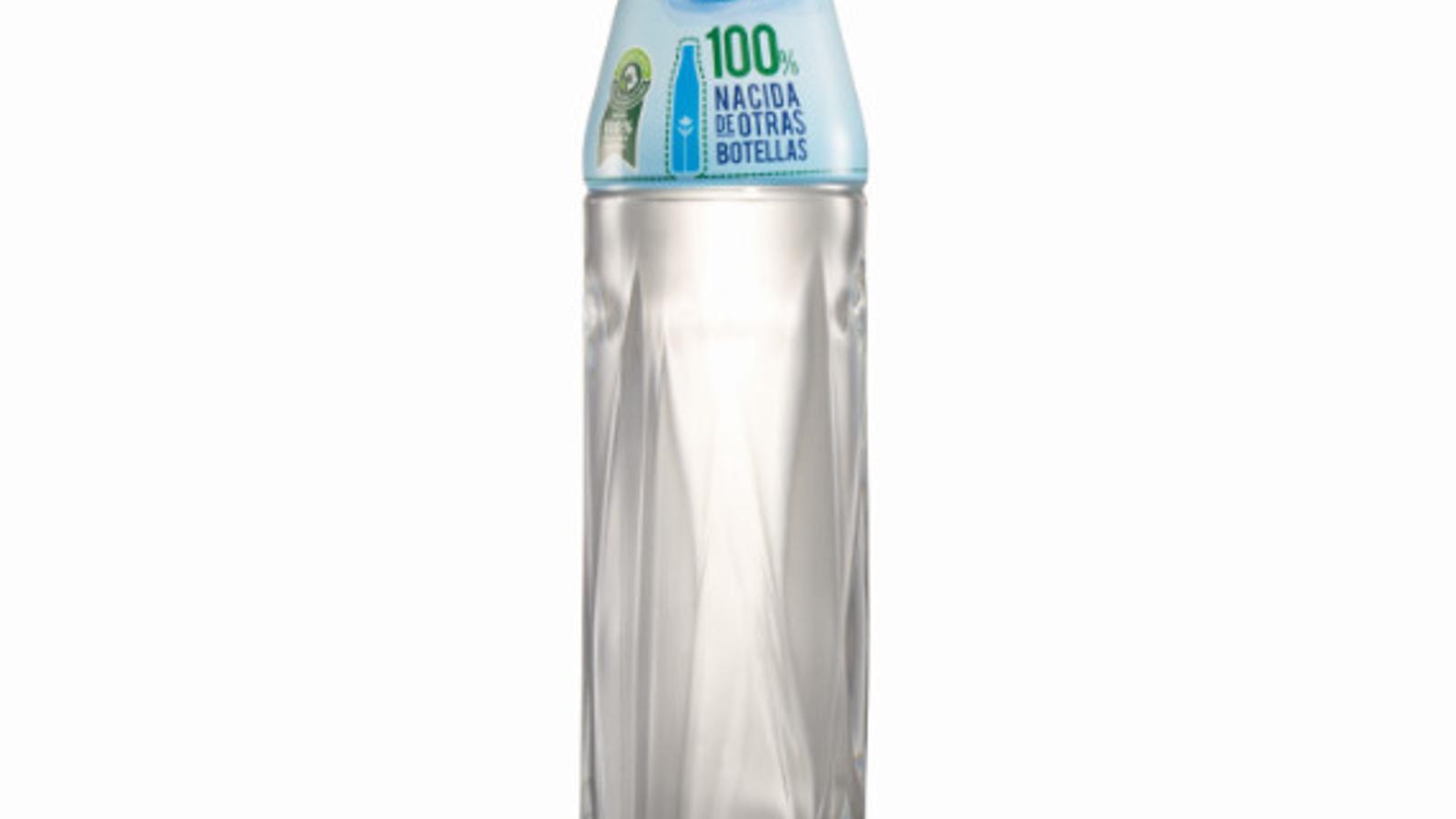 Lidl lanza la primera botella de agua de marca propia 100% plástico reciclado