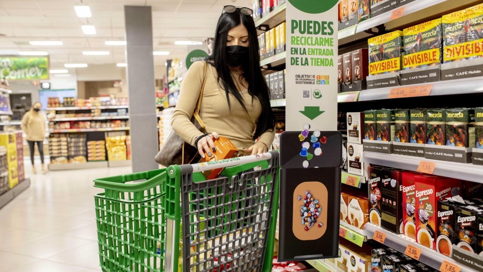 Clienta en el lineal de café de Mercadona - Mercadona