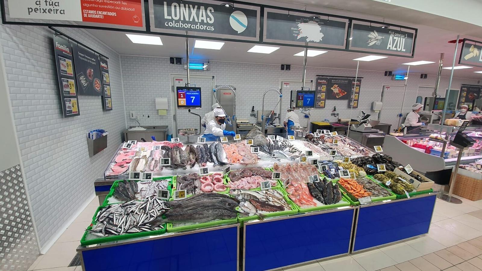 Sección de pescadería del nuevo supermercado de Autoservicios Familia en Villalba (Lugo) - Autoservicios Familia